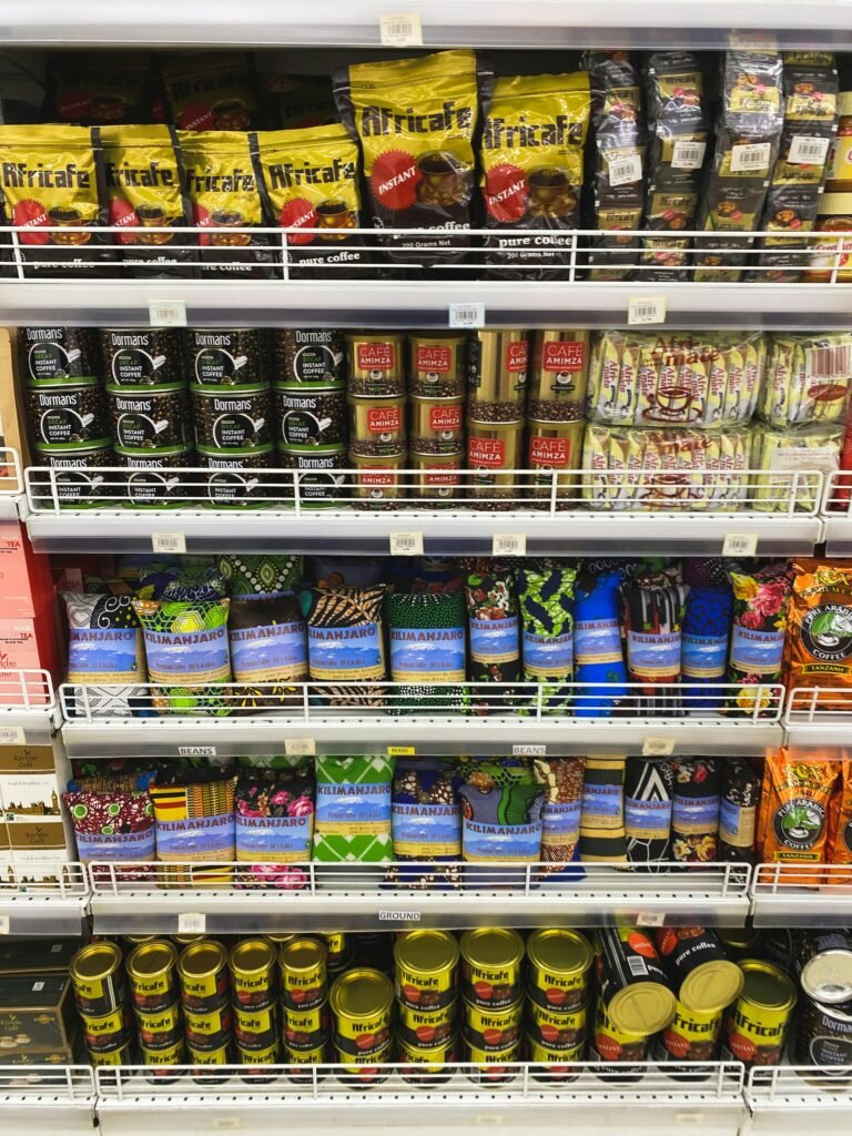 Estantería de supermercado con diferentes marcas de café comercial producido en masa