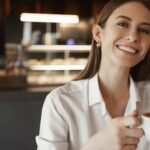 Mujer disfrutando café natural en un ambiente cálido y relajado