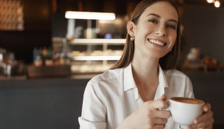 Mujer disfrutando café natural en un ambiente cálido y relajado